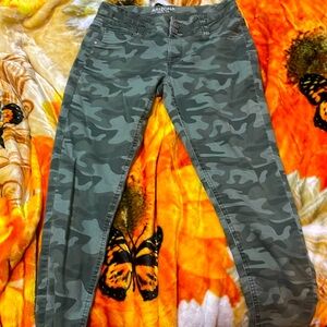 Arizona Jean Co green camouflage skinny jeans. Size 14 1/2 Plus.